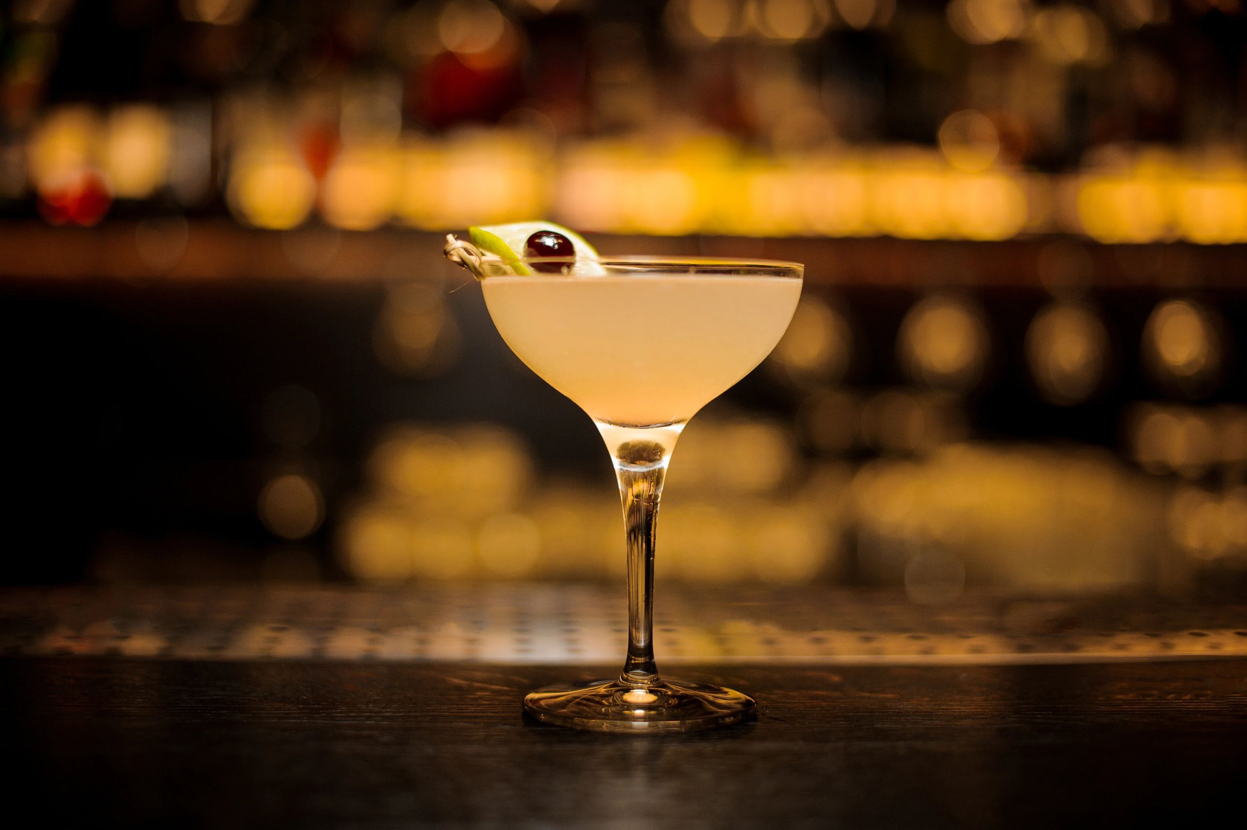 Daiquiri cocktail with lime garnish on a bar