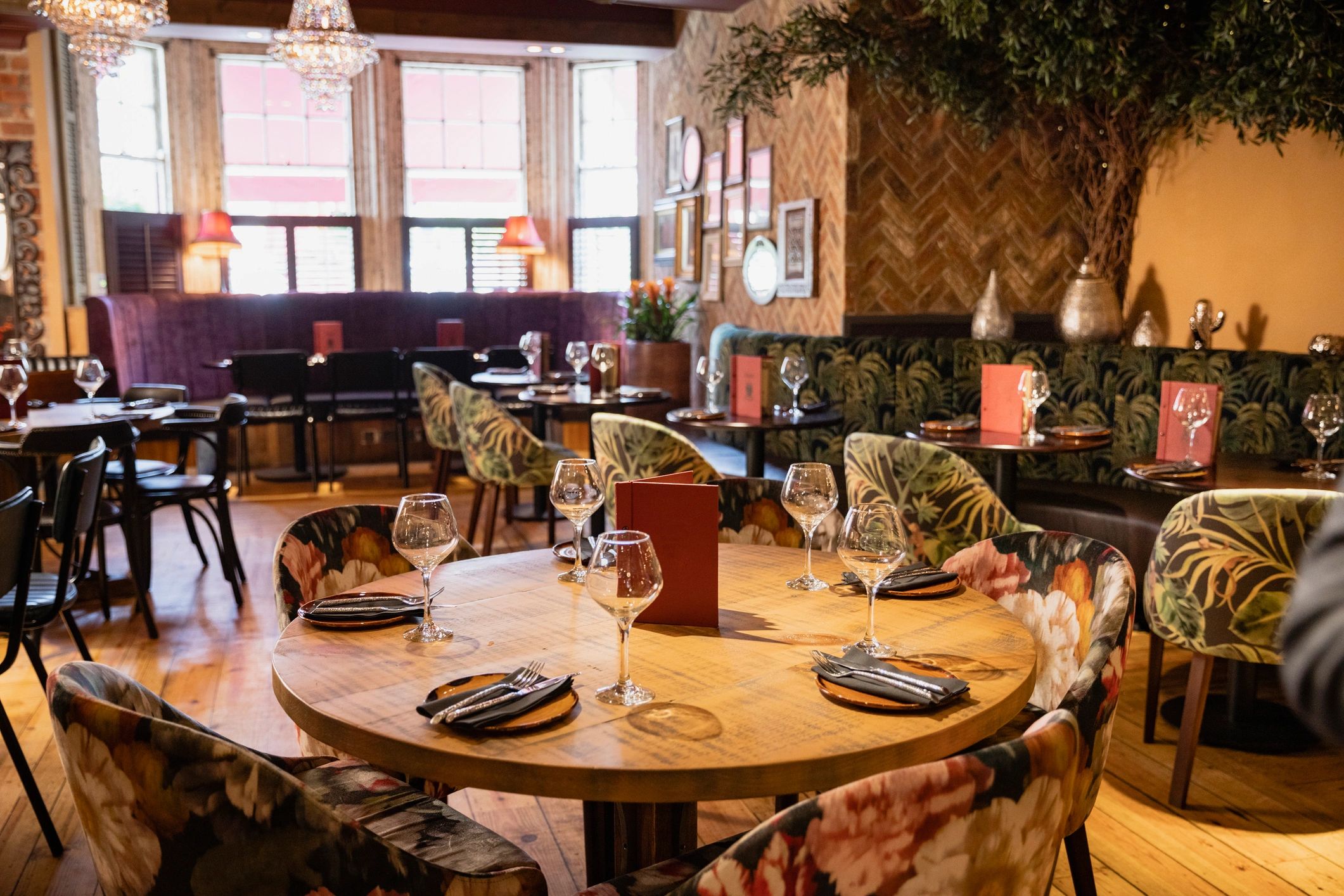 Wide shot of a quaint restaurant interior